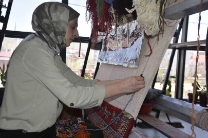 Kadınlar Halı Dokuyarak Bütçeye Katkı Sunuyor
