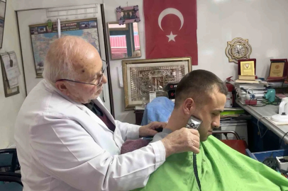 Çorum’un Müthiş Berberi: 66 Yıllık Meslek Aşkı Parmak Eğriği Dinlemiyor