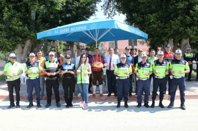 Trafik Kurallarına Tatlı Uyarı: Sürücülere Özel İkram