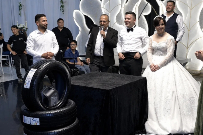 Mersin'deki Düğünde Şaşırtan Takı: 4 Lastik ve Motor Yağı
