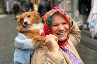 Şiddet Mağduru Köpeğini Bebek Gibi Sırtında Taşıyor: "Gerekirse Sokakta Yatarım"