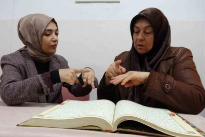 İşitme Engelli Kadının 52 Yıllık Kur'an Hayali Gerçek Oldu