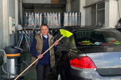 Ön Yargıları Yıktı: İki Çocuk Annesi Kadının Oto Yıkama Zaferi