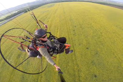 "Sarı Altın Çiçek" Tarlalarında Paramotorla Gökyüzü Şöleni