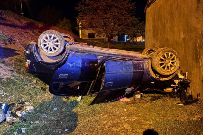 Erzincan'da Kontrolden Çıkan Araç Evin Bahçesine Uçtu: 2 Yaralı