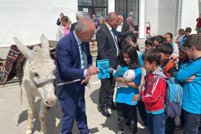Hayalini Gerçekleştirdi: Eşekle 16 Bin Çocuğa Kitap Dağıttı