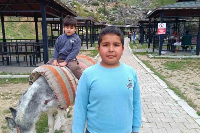 Homurlu Şelalesi'nde Eşek Turuyla Okul Harçlığını Çıkarıyor