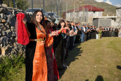 Şırnak'ta Aşiretin 'Kadın' Yasağına 10 Bin Kişilik Düğünde Halaylı İsyan!