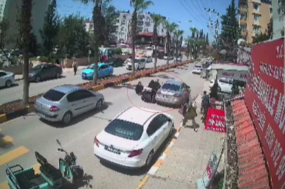 Park halindeki araca çarparak mopedden yere savrulan biri çocuk 2 kişi, sürücünün dikkatiyle ezilmekten kurtuldu
