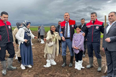 Ağrı’da 2 bin 500 çiftçiye 50 bin meyve fidanı dağıtıldı
