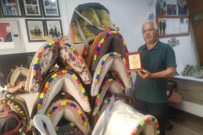Hazine ve Maliye Bakanlığı’ndan Beypazarlı semerci ustasına plaket
