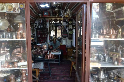 Bakır su takımı 350 bin çekiç darbesiyle hazırlanıyor
