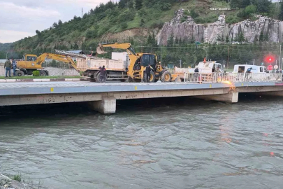 Tokat’ta Yeşilırmak’ın taşması sonucu şehir için taşkın riski oluşturan Çedaş Köprüsü’nün yıkımı için Tokat Belediyesi ekipleri tarafından çalışma başlatıldı.
