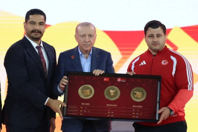 Türkiye Güreş Federasyonu’ndan Cumhurbaşkanı Erdoğan’a, Türk güreşini simgeleyen tablo takdimi

