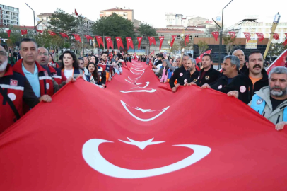 Elazığ’da 100 metrelik Türk bayrağıyla fener alayı düzenlendi
