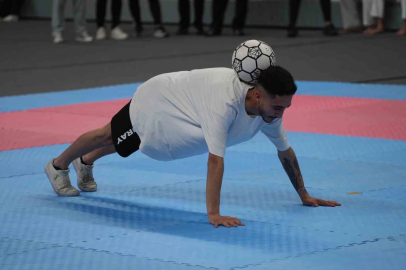 Fabrika işçisinin futbol yeteneği: Dakikalarca topu yere düşürmeden şov yaptı
