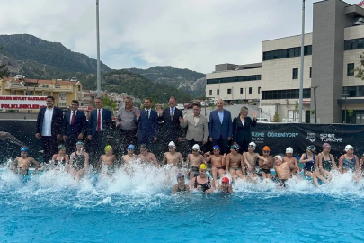 Bakan Aşkın’dan Marmarisli genç yüzücülere 19 Mayıs hediyesi
