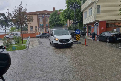 Tekirdağ’da şiddetli yağış yolları dereye çevirdi
