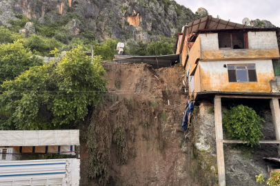 Hatay'da Asri Nehri taştı, sağanakta köprü ve yollar ile bir ev çöktü; 1 ölü, 3 yaralı