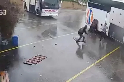 Otobüs perondan çıktı, saniyeler sonra toprak kayması oldu, görevli ise son anda kaçtı
