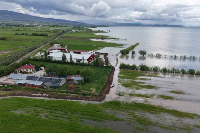 Elazığ’da üreticiler tedirgin: Çiftlikleri suyun altında kalmasın diye nöbet tutuyorlar
