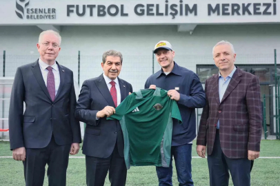 Mesut Özil Esenler’de sahaya indi
