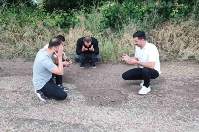 Yoldaki çukurları "Belediye öldü" anonsuyla protesto ettiler
