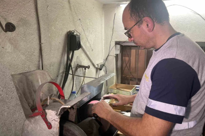 Görme engelli bıçak ustası Kurban Bayramı mesaisi için dükkanında sabahlıyor
