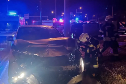 Otomobiller çarpıştı: 1 ölü, 5 yaralı