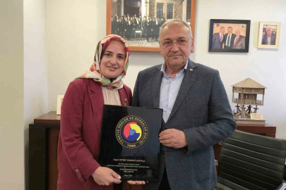 Mesleğinde 30 yılı doldurdu, plaketini Cumhurbaşkanı Erdoğan’ın elinden aldı
