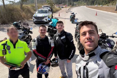 Eskişehir’de motosikletini bağlayan polis ile Antalya’da karşılaşan sürücü fotoğraf çektirdi
