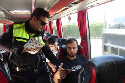 Bayram yolculuğuna çıkan vatandaşlar emniyet kemeri takılması konusunda bilgilendirildi
