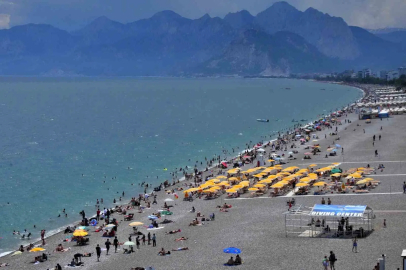 Antalya sahillerinde bayram yoğunluğu ikinci günde artarak devam etti
