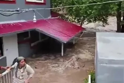 Aşırı yağışla birlikte taşan dere evleri su altında bıraktı
