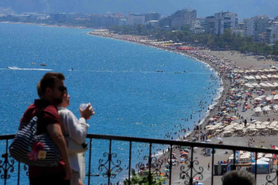 Bayramın son gününde tatilciler Konyaaltı Sahili’ne akın etti
