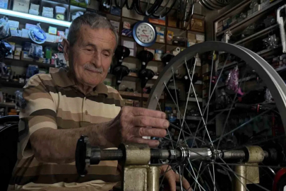 72 yıllık mesleğini, 85 yaşında ilk günkü heyecanla sürdürüyor
