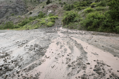 Erzincan-Kemah yolunda heyelan