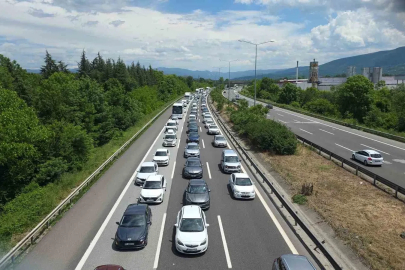 Kurban Bayramı tatilinin son gününde Düzce’de trafik durma noktasına geldi
