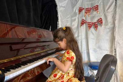 6 yaşındaki görme engelli Nil, 10 enstrümanla hayallerine yürüyor
