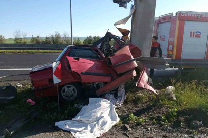 Bolu’da otomobil yön direğine çarptı: 2 ölü, 1 yaralı