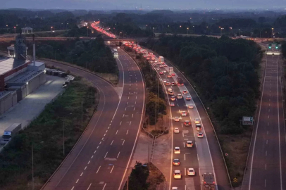 Bayram bitti trafik bitmedi: Düzce geçişinde kilometrelerce kuyruk
