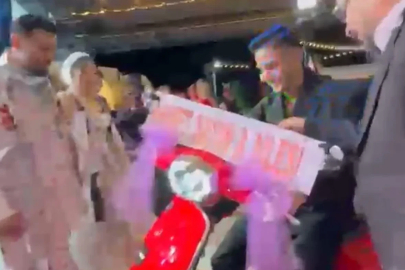 Damada düğünde kırmızı motosiklet sürprizi
