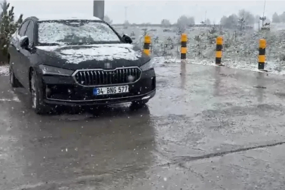 Yaylada aniden bastıran kar, çobanlara zor anlar yaşattı

