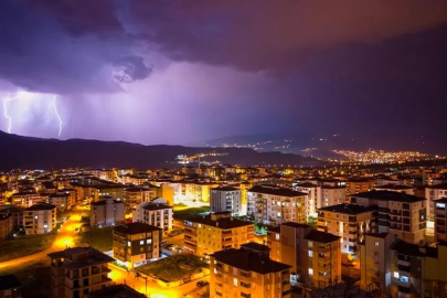 Geceyi aydınlatan şimşekler görsel şölen sundu
