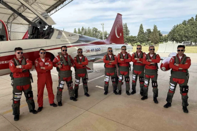 Türk Yıldızları ve SOLOTÜRK’ten İzmir semalarında nefes kesen prova
