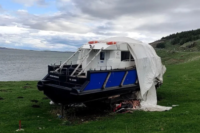 Çıldır Gölü kıyısına çekilen teknenin akıbeti merak konusu

