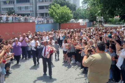 44 Yıllık eğitime adanmış bir hayat: Okul müdürü gözyaşları arasında emekliye ayrıldı
