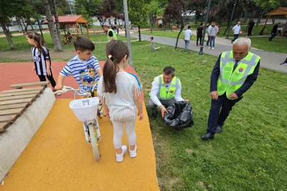 Başkan kolları sıvadı, gençlerle birlikte çöp topladı: "Küçük ihmal büyük felakete dönüşebilir"

