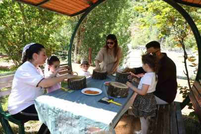 Minik eller toprakla buluştu
