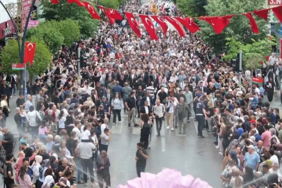 Isparta’da Uluslararası Gül Festivali coşkusu: Binlerce kişi kortejde buluştu
